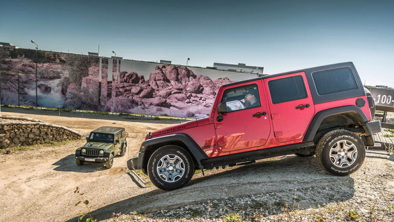 Строительство 300-метрового рекламного забора Jeep Territory Moscow
