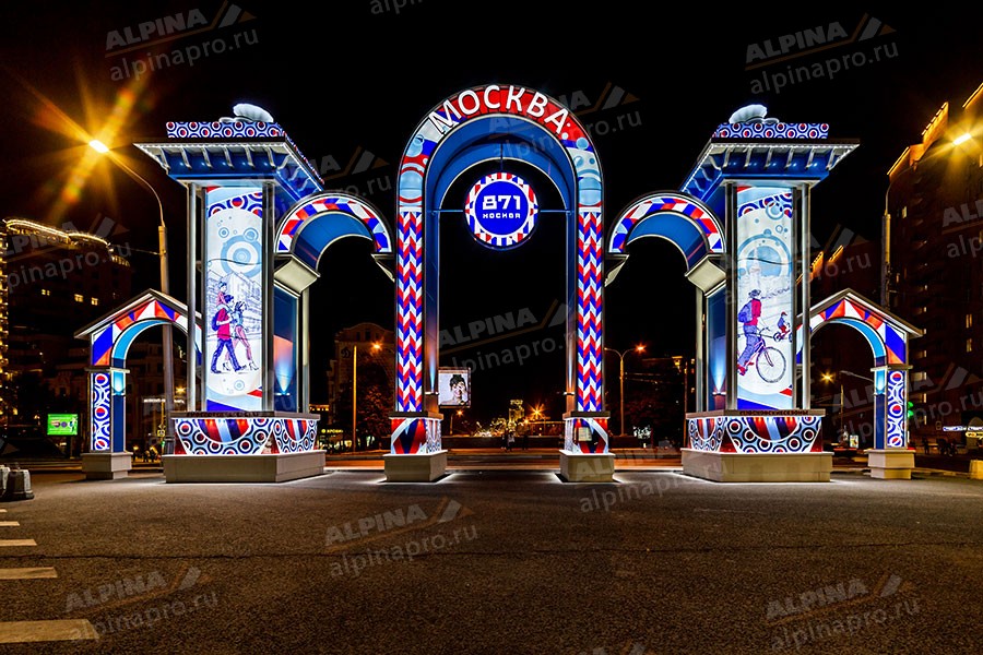 Строительство арки ко Дню города в Москве возле метро Таганская